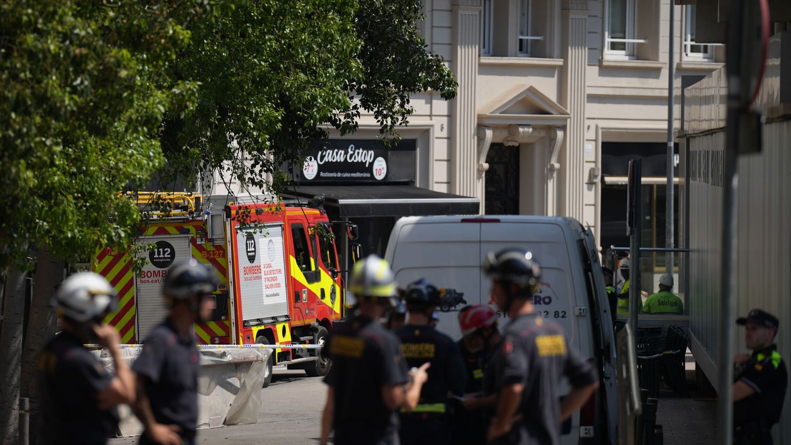 Un muerto y cinco heridos en el incendio de un piso en el Eixample de Barcelona