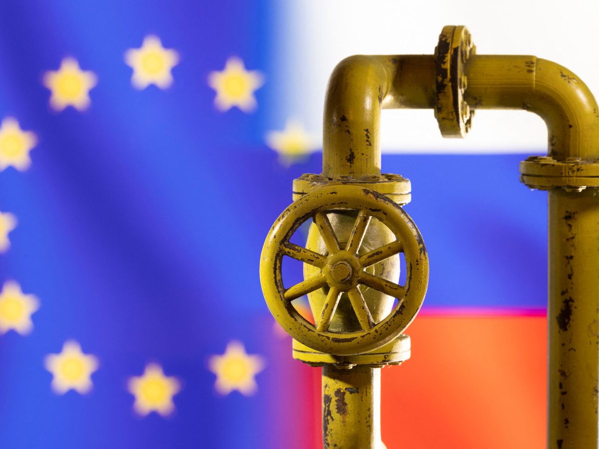 Foto: Una imagen de la bandera de la Unión Europea y la de Rusia. (Reuters/Dado Ruvic)