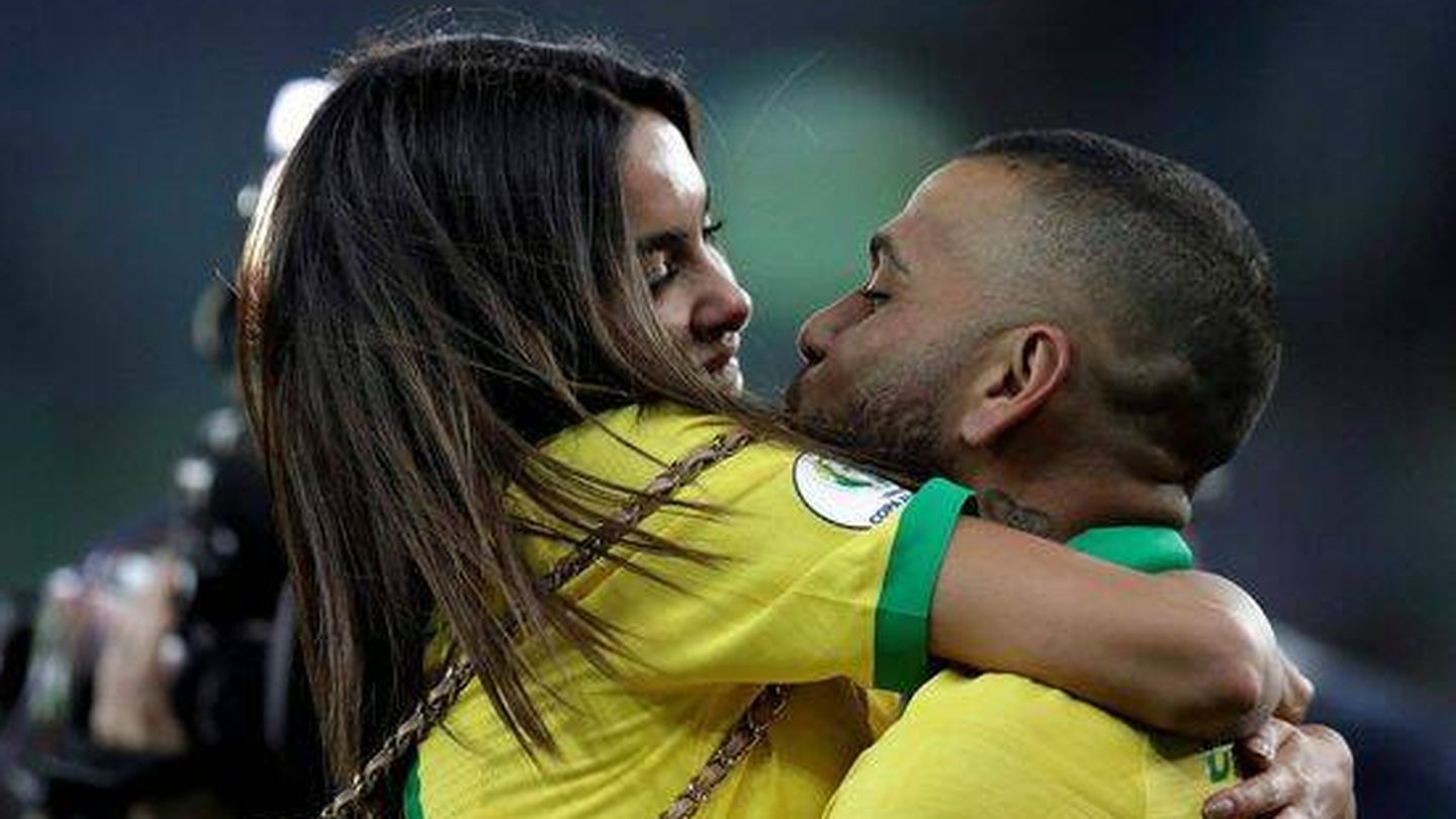 Joana Sanz y Dani Alves celebran una victoria de la selección brasileña. (EFE/Fernando Becerra)