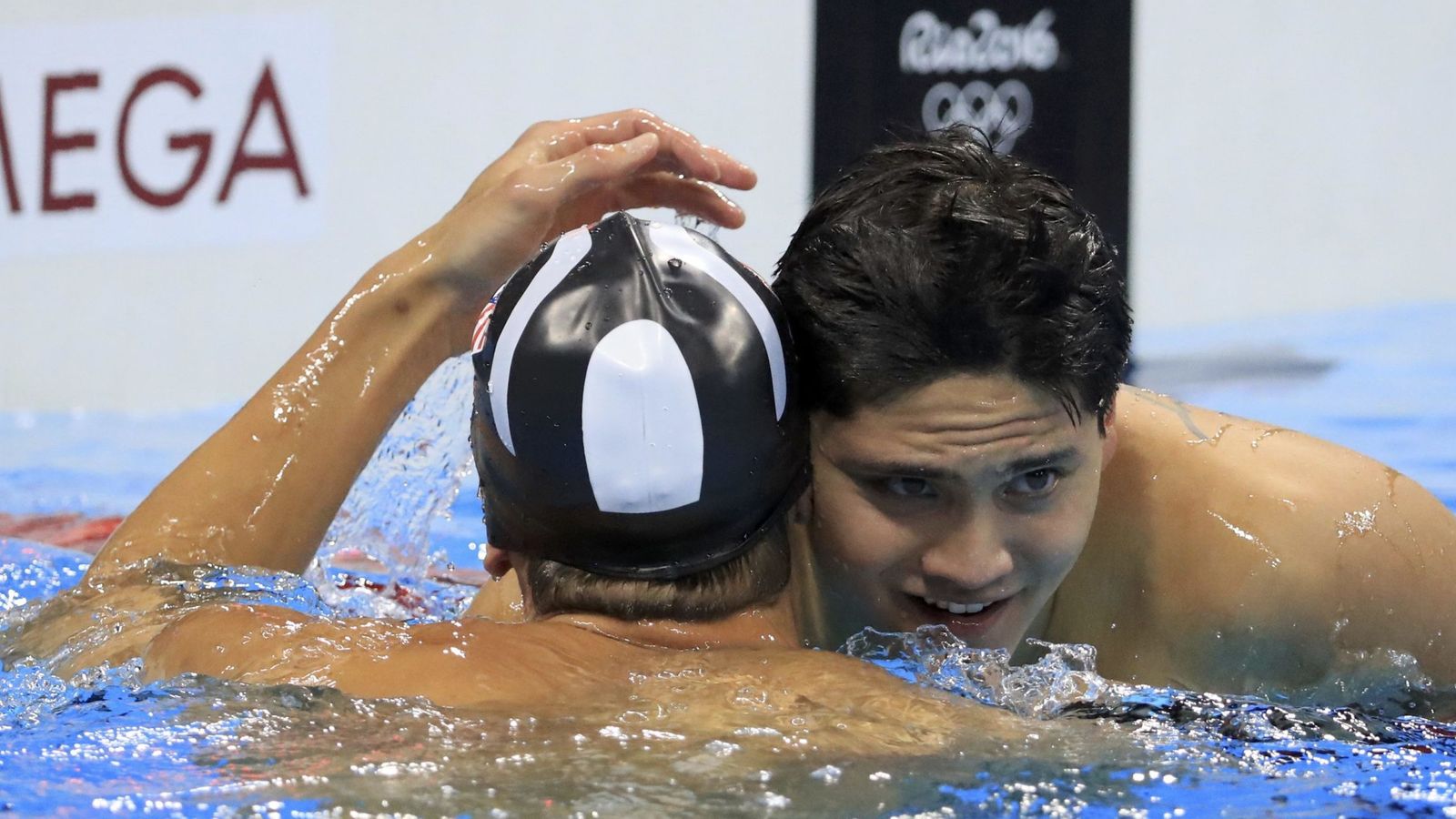 Foto: Phelps abraza a Schooling, que le ha quitado el récord del mundo. (Dominic Ebenbichler)