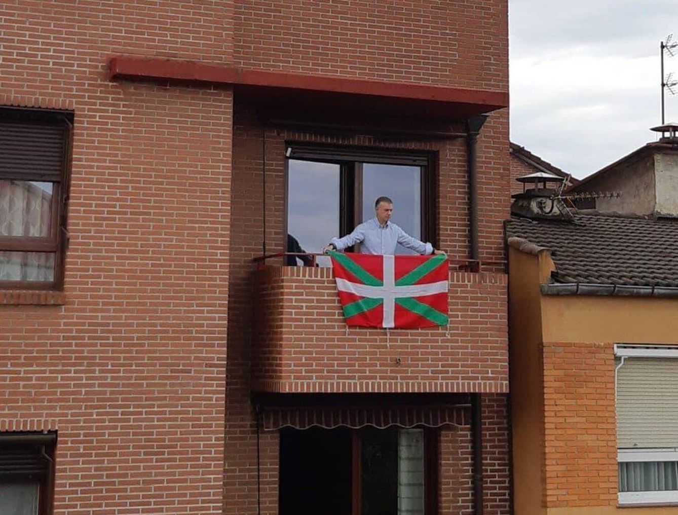 El lehendakari coloca la ikurriña en su balcón con motivo del Aberri Eguna. (PNV)