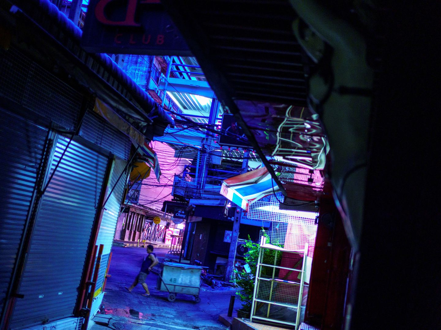 Una calle casi vacía en el distrito de Patpong, popular por la vida nocturna y la prostitución. (Reuters)