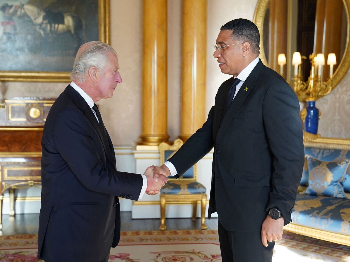 Foto: Andrew Holness, primer ministro de Jamaica, junto a Carlos III. (Reuters)