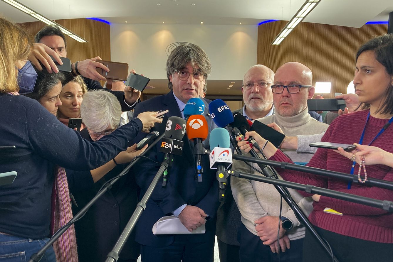 Carles Puigdemont atiende a los medios en el Parlamento Europeo. (EFE)