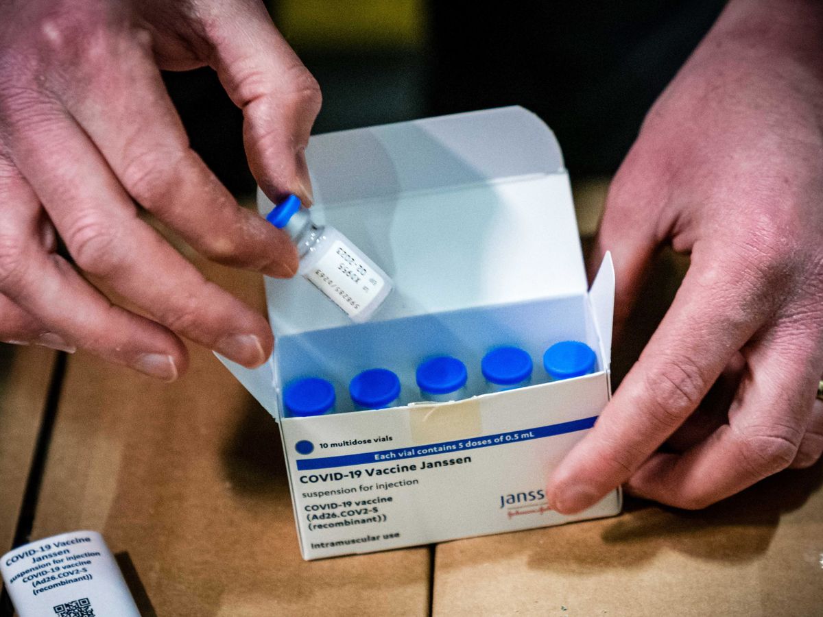 Foto: Una caja con viales de la vacuna contra el covid-19 de Janssen. (EFE)