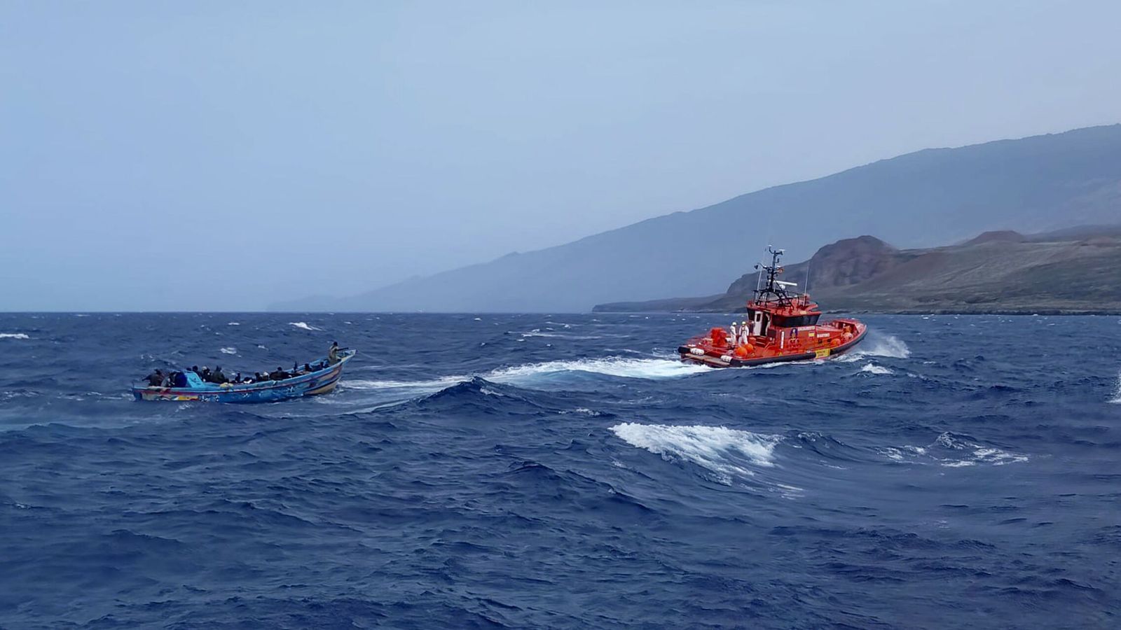 Mueren más de 80 personas que llevaban 26 días a bordo de un cayuco al sur de Canarias
