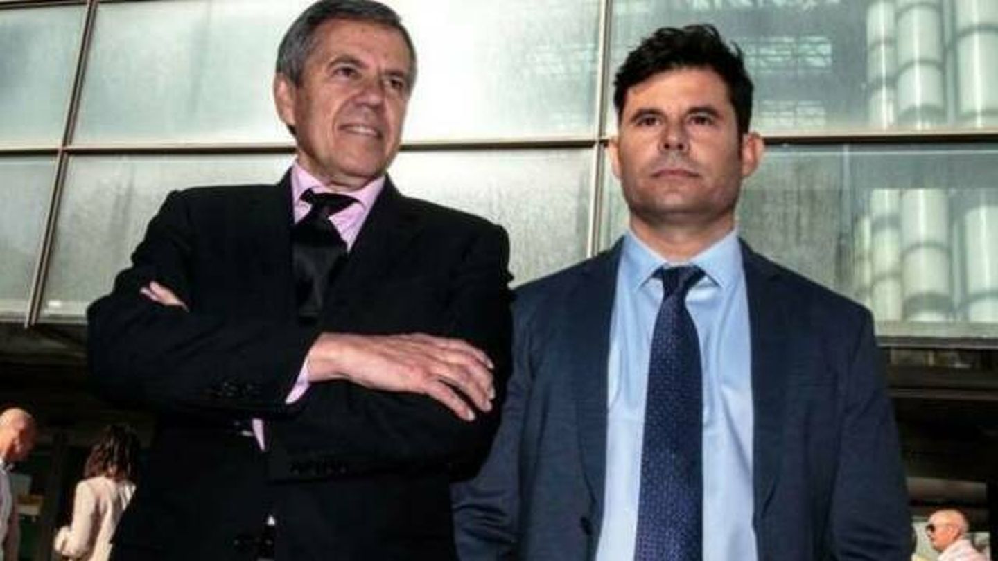 Javier Santos y su abogado Fernando Osuna. (EFE)