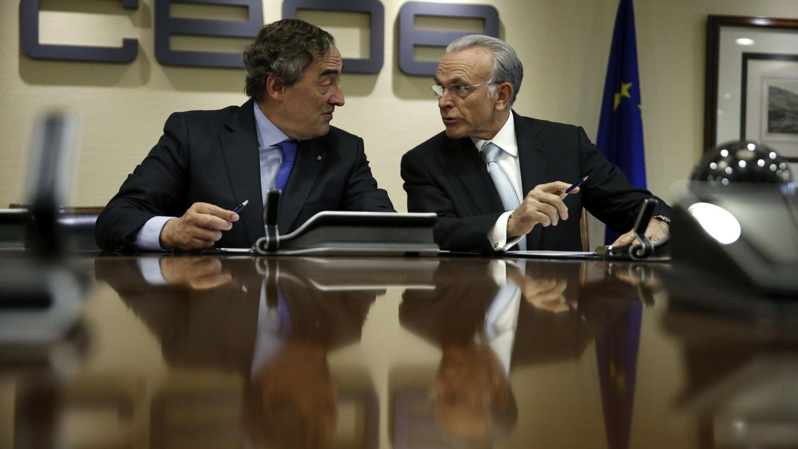 Foto: El presidente de la CEOE, Juan Rosell (i), y el presidente no ejecutivo de Gas Natural, Isidre Fainé. (EFE)