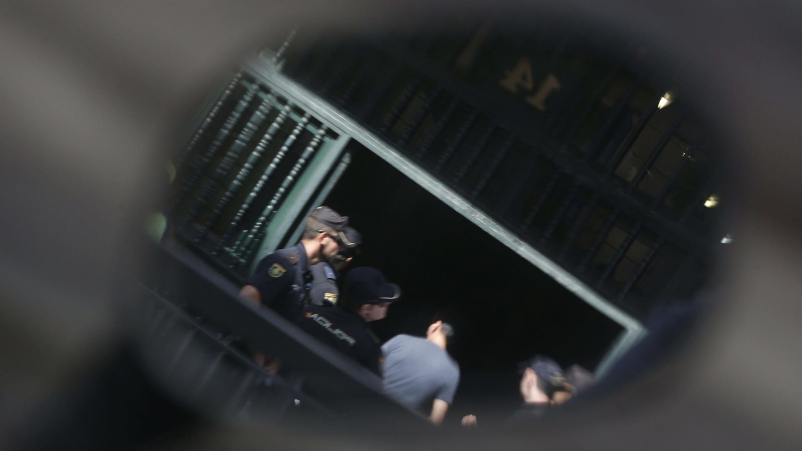 Foto: Policías custodian uno de los domicilios registrados en Madrid en el marco de la operación Aikon. (EFE)