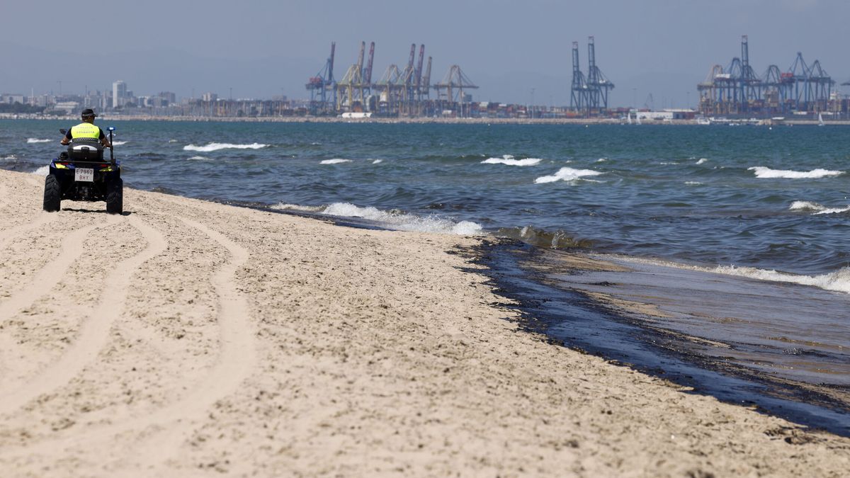 Un vertido de combustible obliga a cerrar las playas del parque de El Saler de Valencia