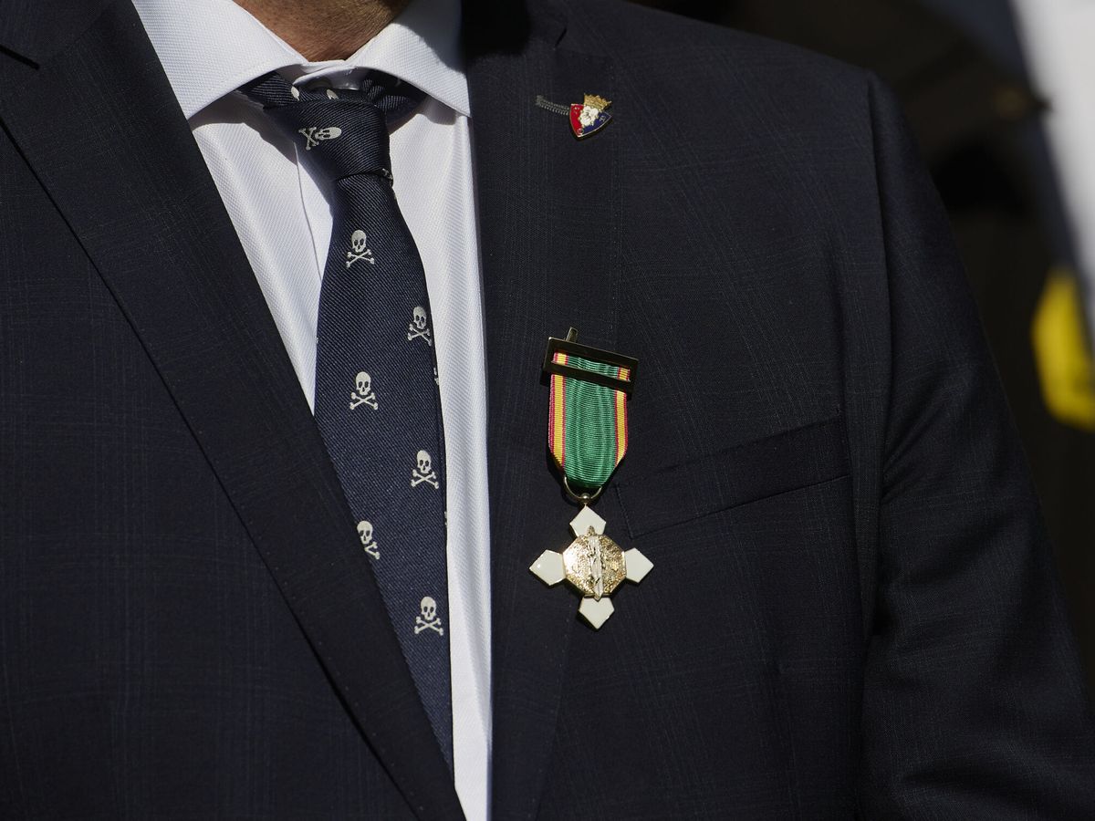 Foto: Medalla al Mérito Policial con distintivo blanco. (EFE/Iñaki Porto)