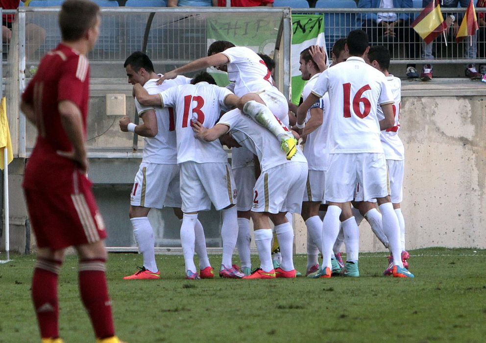 Foto: Los jugadores de Serbia celebran un gol ante la selección española sub-21