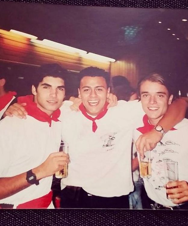 Foto: Cayetano y dos amigos en los sanfermines de 1995 (Instagram)