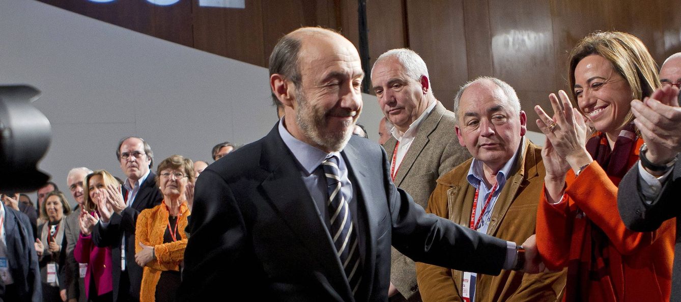 Alfredo Pérez Rubalcaba saluda a Carme Chacón en la clausura del 38º Congreso Federal del PSOE, en Sevilla, el 5 de febrero de 2012. (EFE)