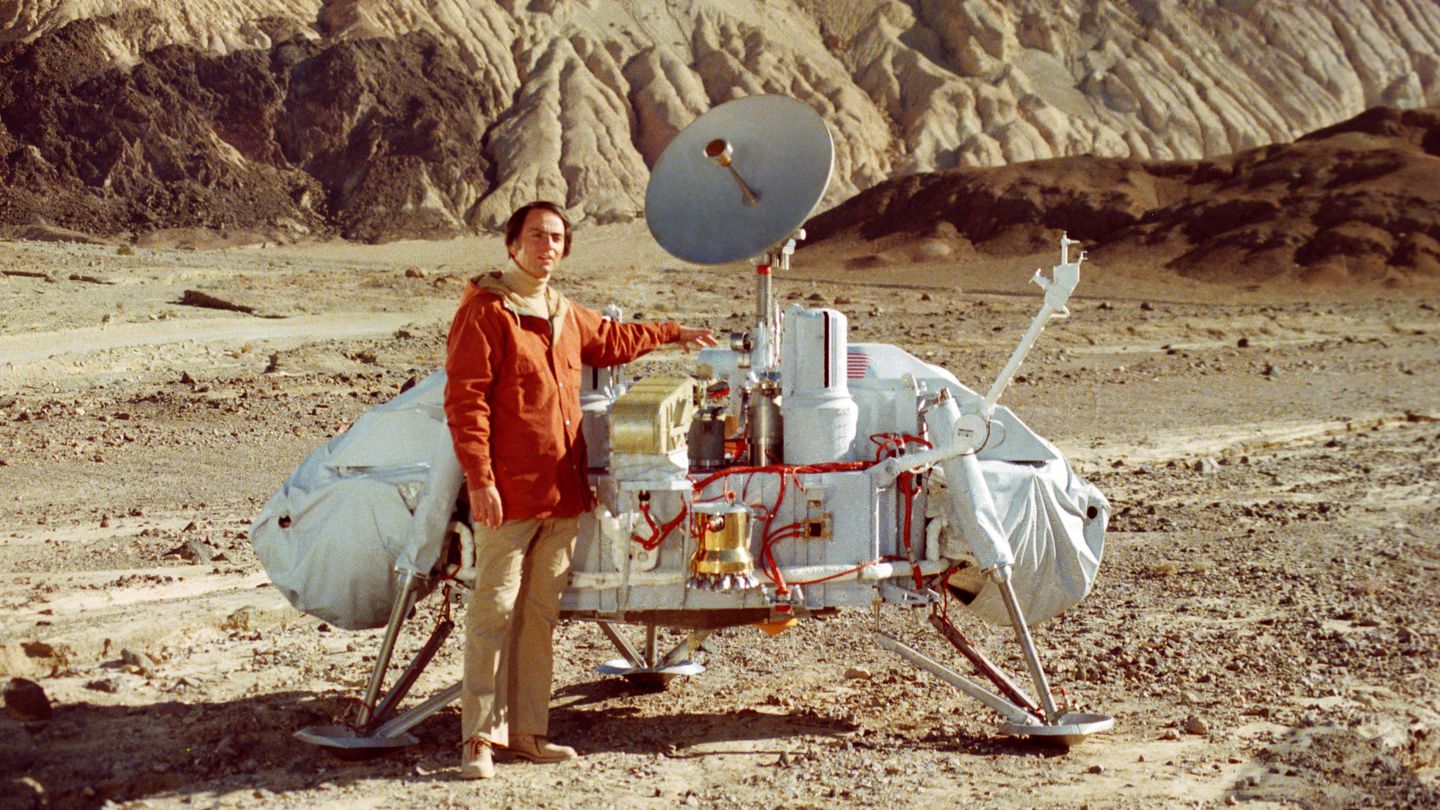 Carl Sagan junto a una réplica de una de las Viking