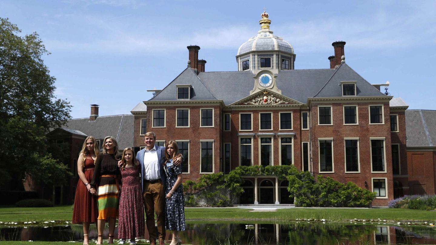 La familia real holandesa, posando en el palacio Huis Ten Bosch. (EFE)