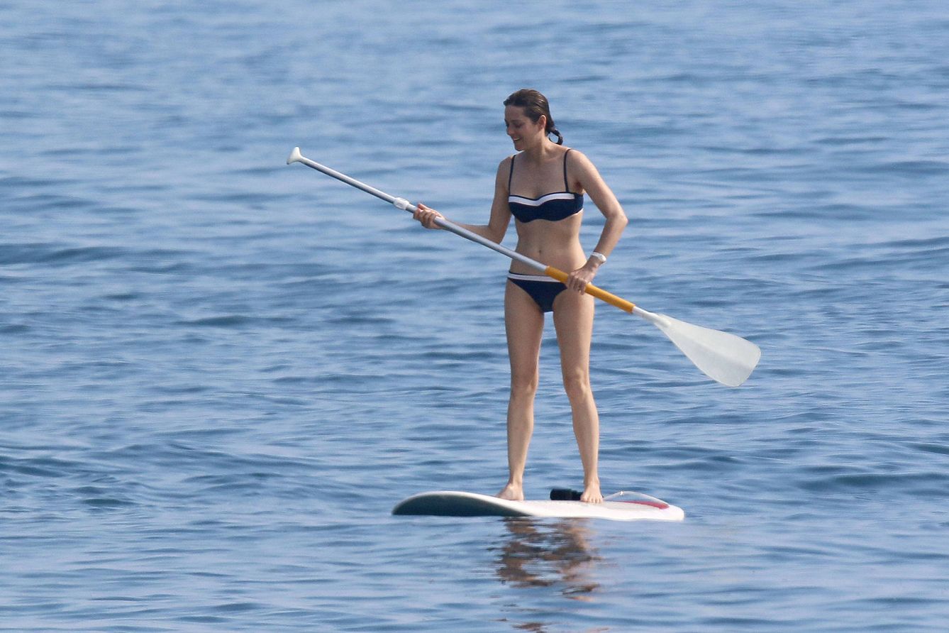 La actriz Marion Cotillard practicando 'paddle surf' en las aguas de Niza (Gtres)
