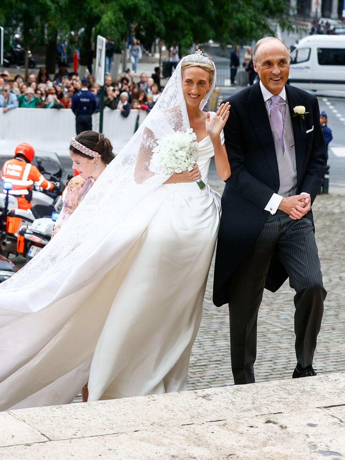 La princesa María Laura, junto a su padre, antes de entrar en la catedral. (EFE/Stephanie Lecocq)