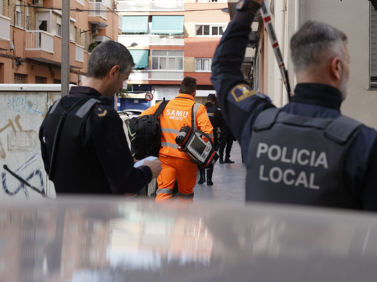Foto: Policía y Samu de Valencia en una imagen de archivo. (EFE/Juan Carlos Cárdenas)
