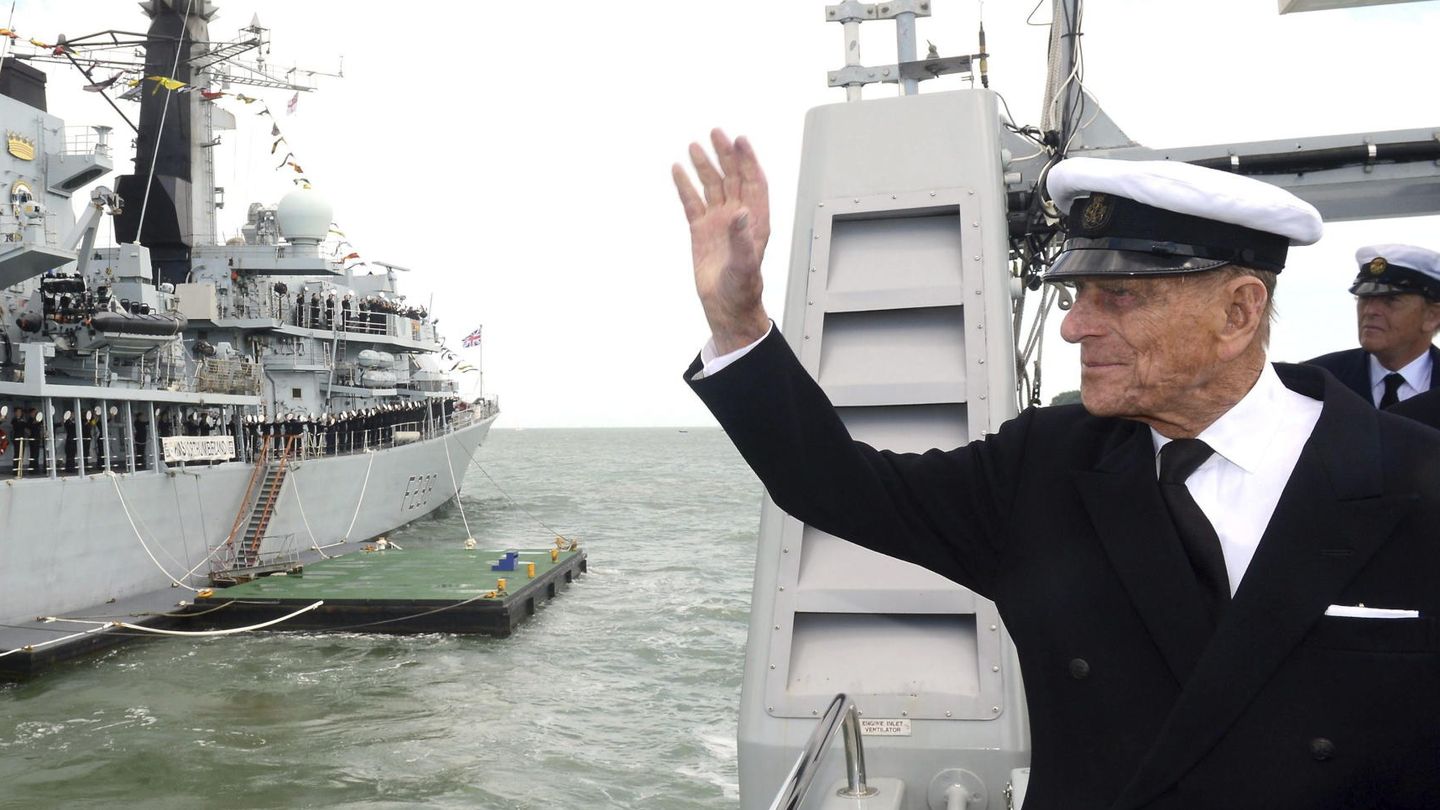El príncipe Felipe saludando a bordo del HMS Ranger. (EFE/Dan Rosenbaum/Foto cedida por Marina Real Inglesa)
