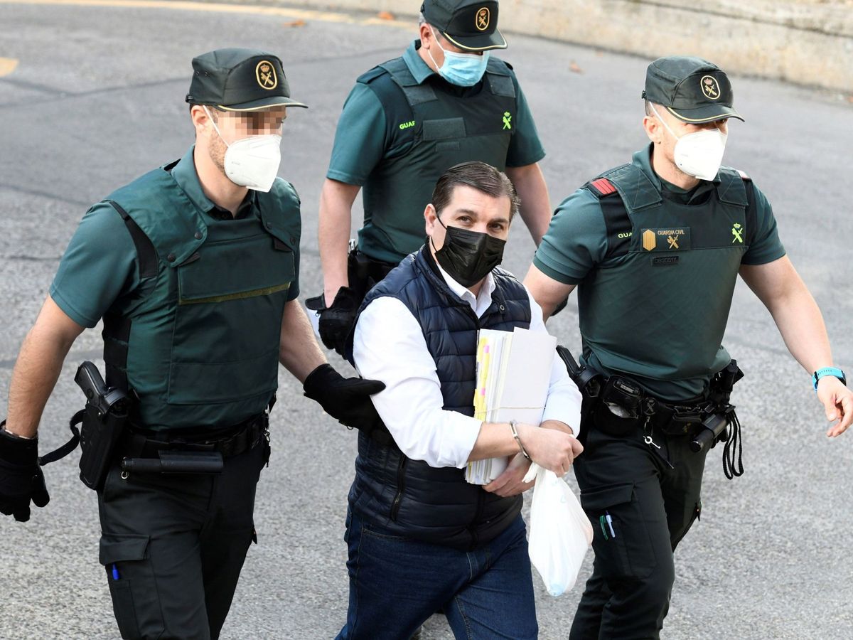 Foto: Imagen del acusado César Román, a su llegada a la Audiencia Provincial de Madrid en el último día del juicio (EFE)