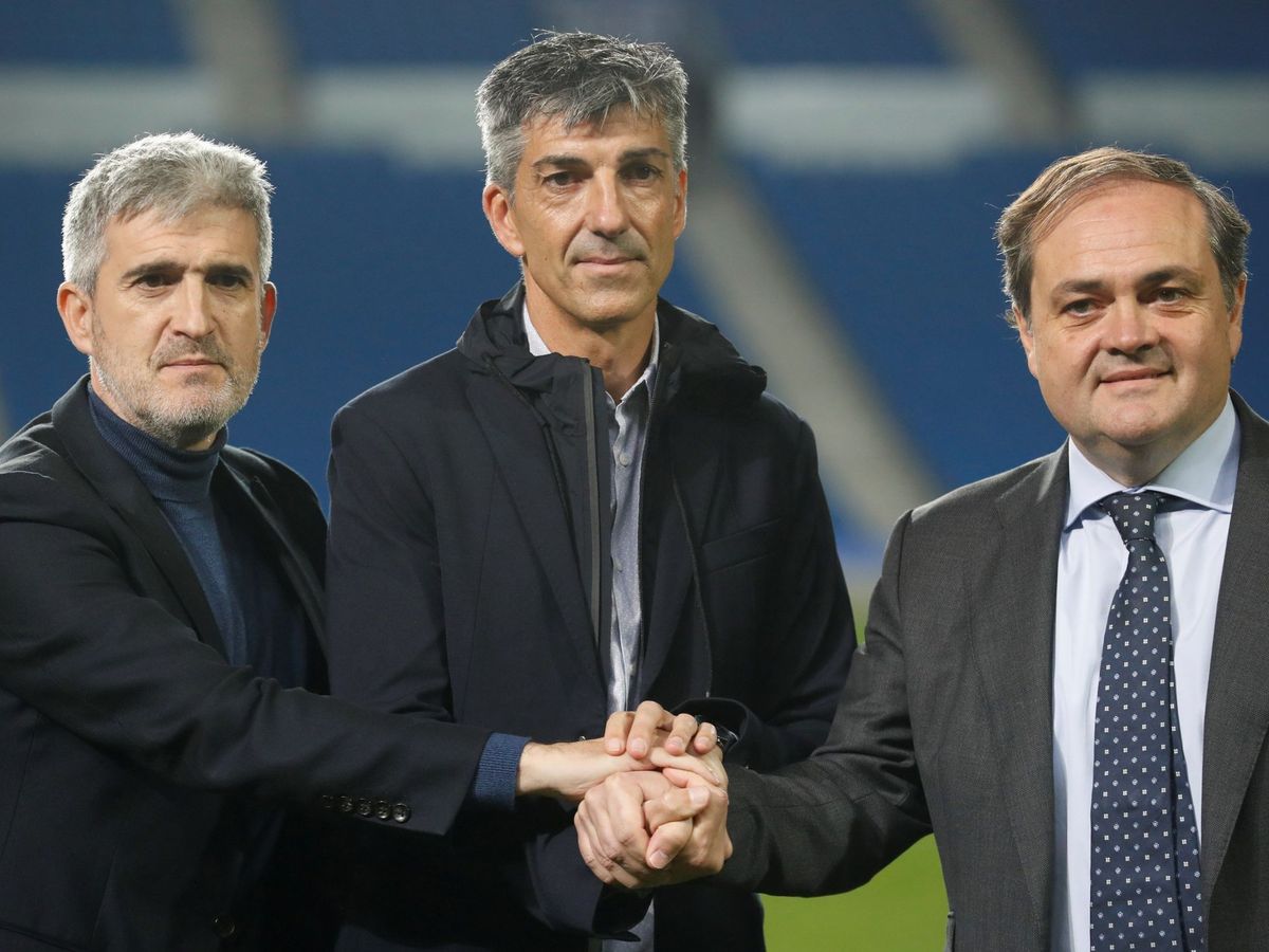 Foto: Imanol, técnico de la Real, entre el director deportivo, Roberto Olabe, y el presidente, Jokin Aperribay. (EFE)