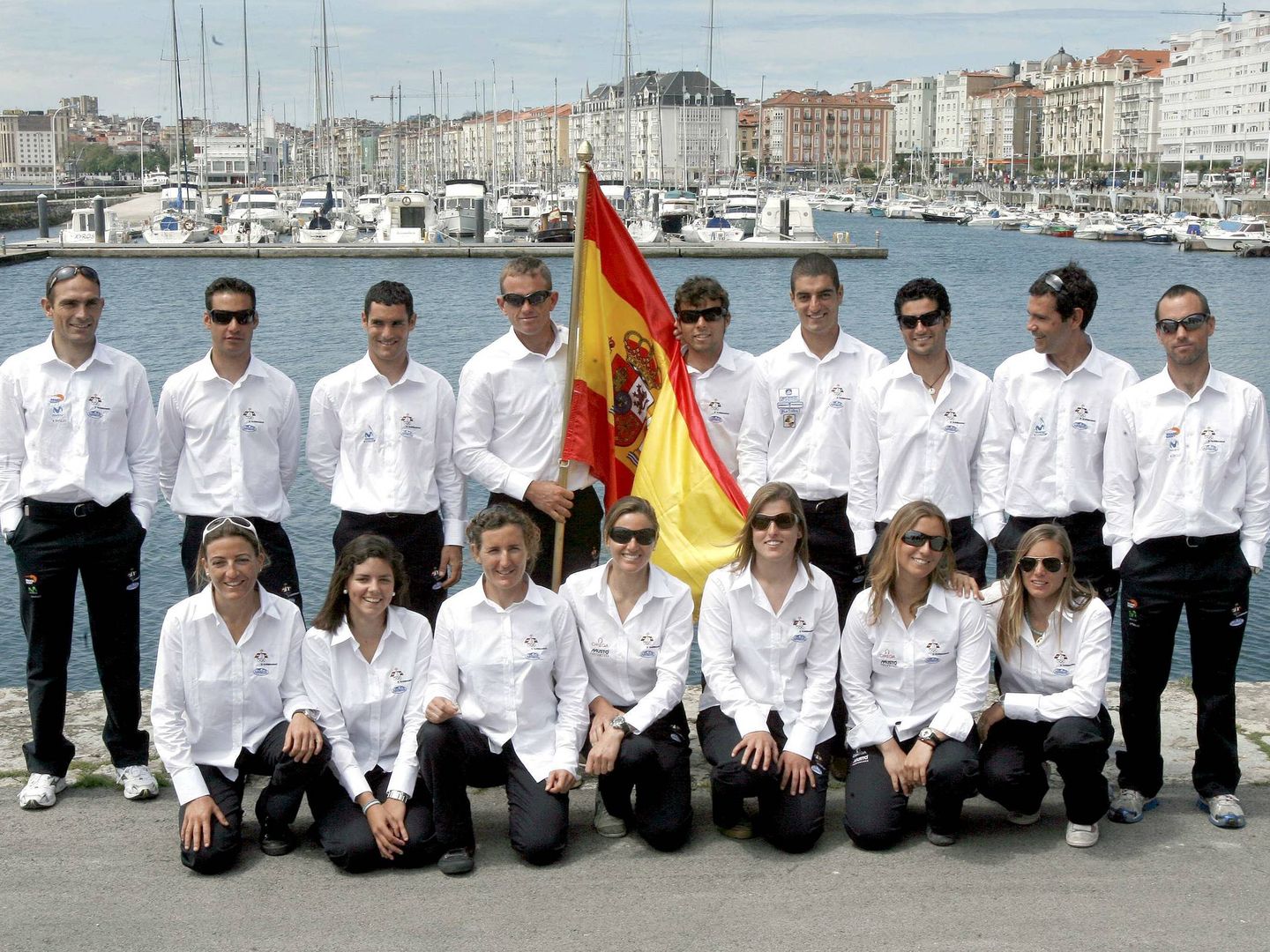 El equipo español de Vela, antes de los Juegos Olímpicos de Pekín 2008 en el que Natalia Vía-Dufresne participó (en la foto, bajo la bandera, en el centro). 