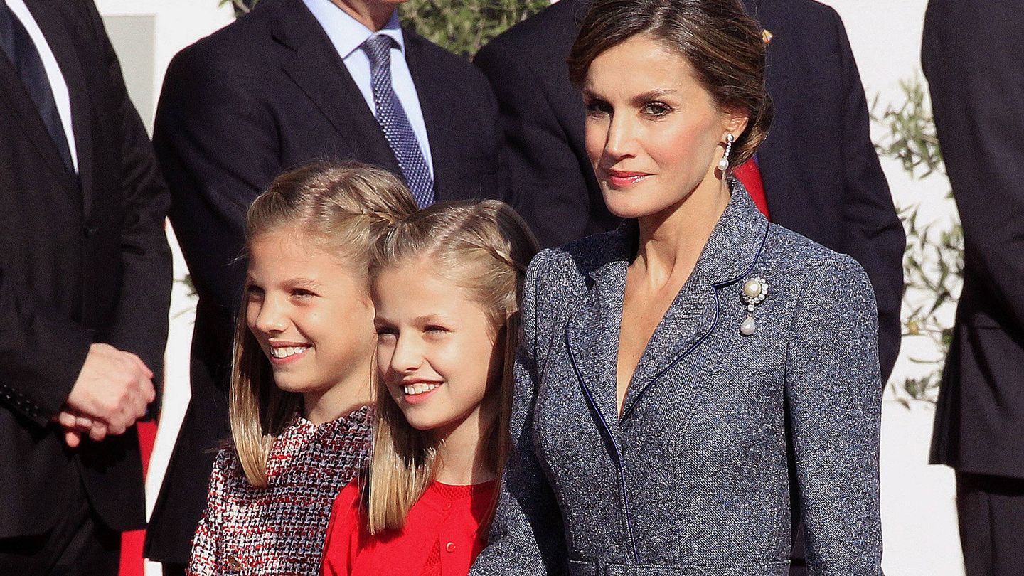 La Reina Letizia y sus hijas, Leonor y Sofía, en el desfile de la Fiesta Nacional. (EFE)