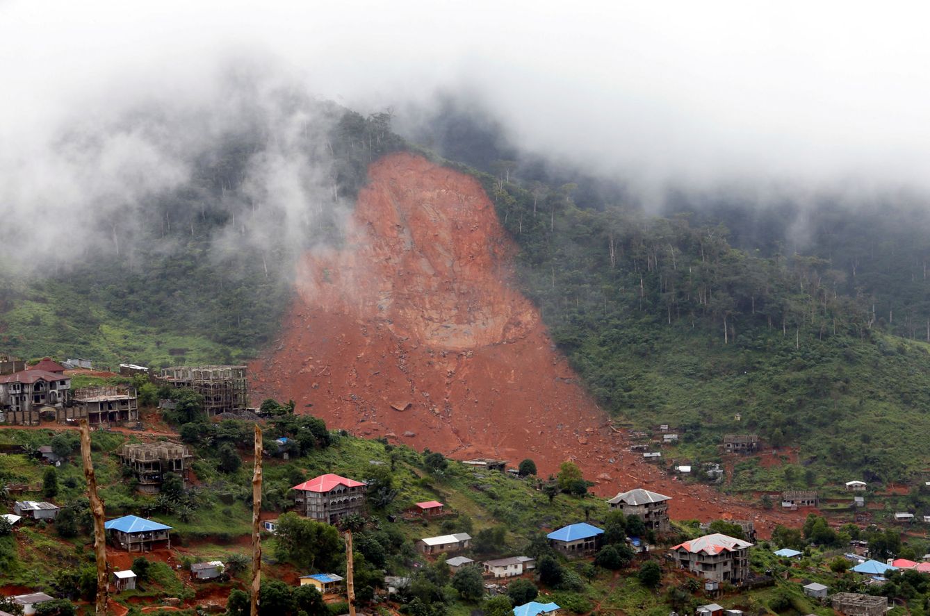 Vista general del deslizamiento de tierra sobre el pueblo de Regent, Sierra Leona. (Reuters)