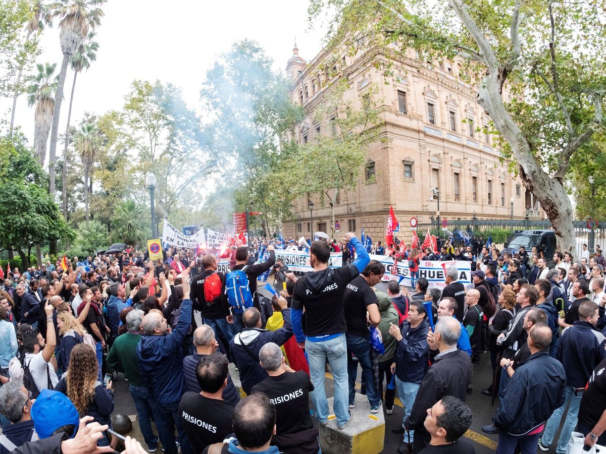 Foto: Imagen de archivo de una manifestación de funcionarios en Sevilla. (EFE/Pepo Herrera)