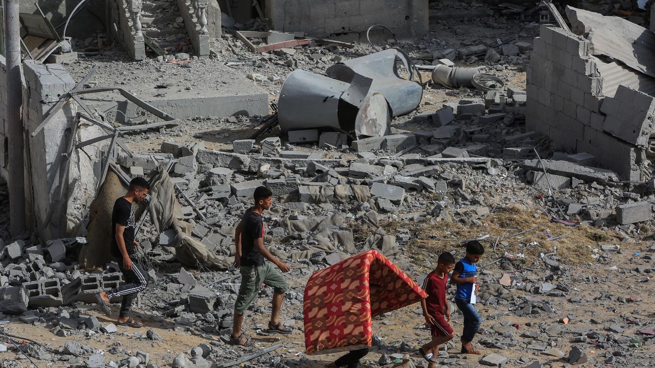 Foto: Un grupo de niños en medio de edificios destruidos en Gaza. (DPA/Abed Rahim Khatib)