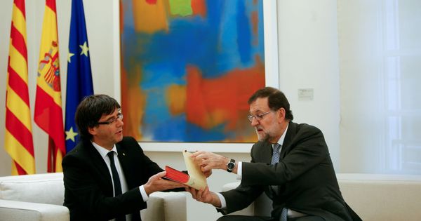 Foto: Fotografía de archivo del presidente de la Generalitat, Carles Puigdemont (i), y el presidente del Gobierno, Mariano Rajoy. (Reuters)