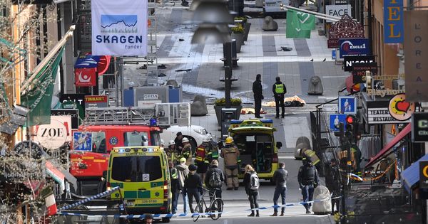 Foto: Efectivos de seguridad y emergencia en la escena del atentado, en Estocolmo. (Reuters)
