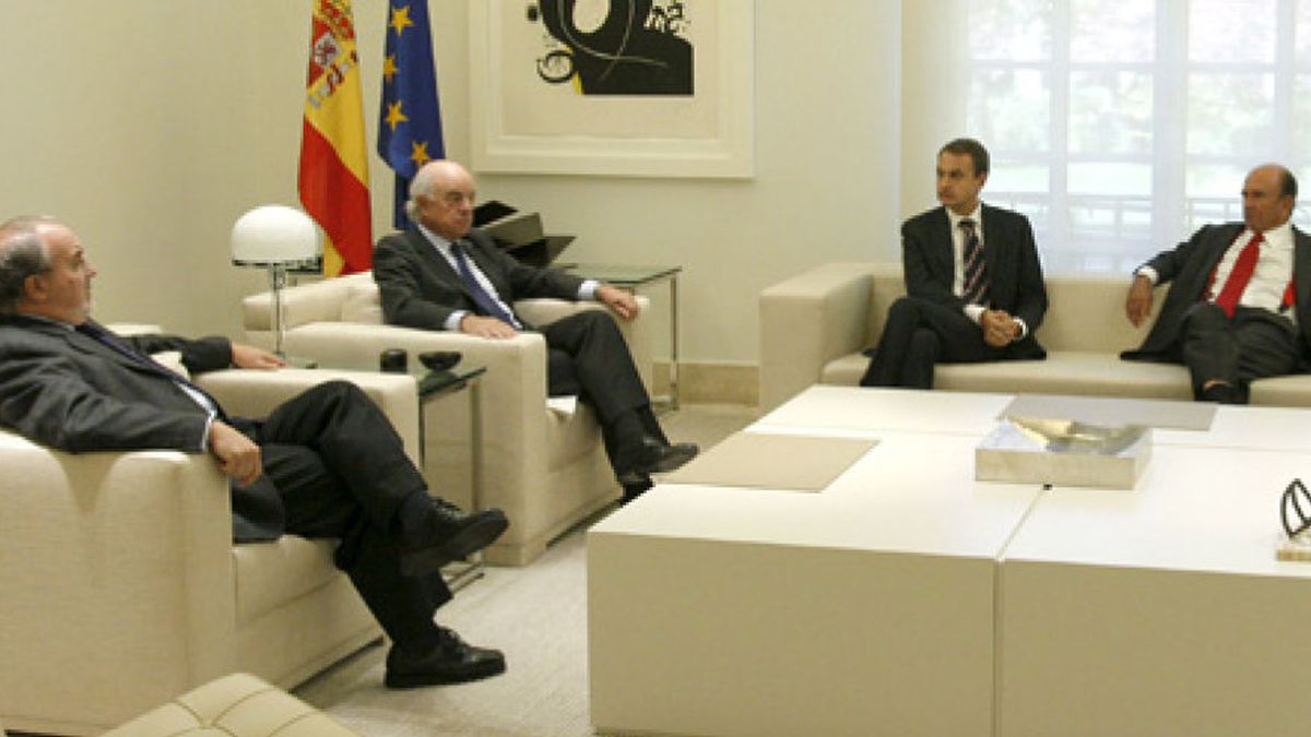 El poder económico ‘huele’ el cambio político y deja solo a Zapatero