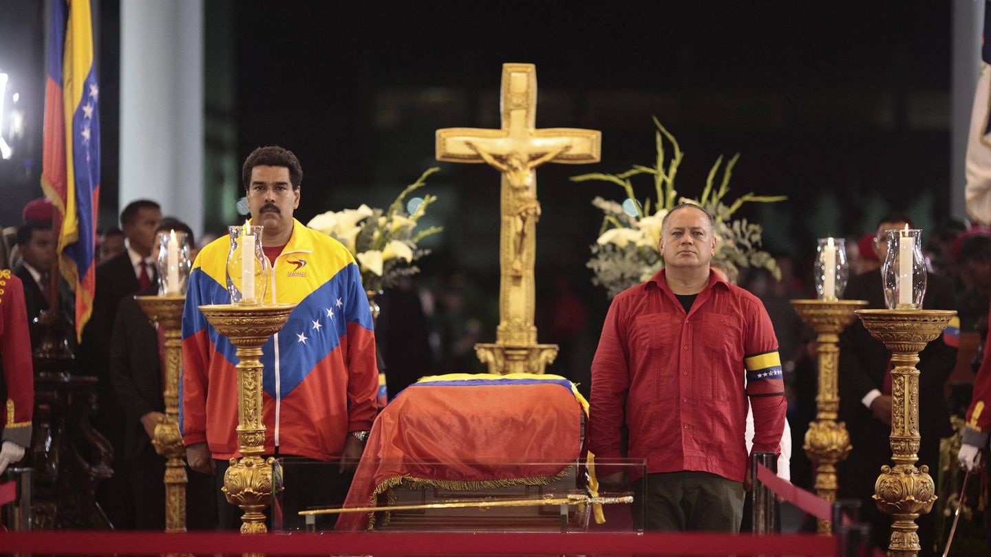 Cabello y Maduro en la capilla ardiente de Chávez. (EFE)