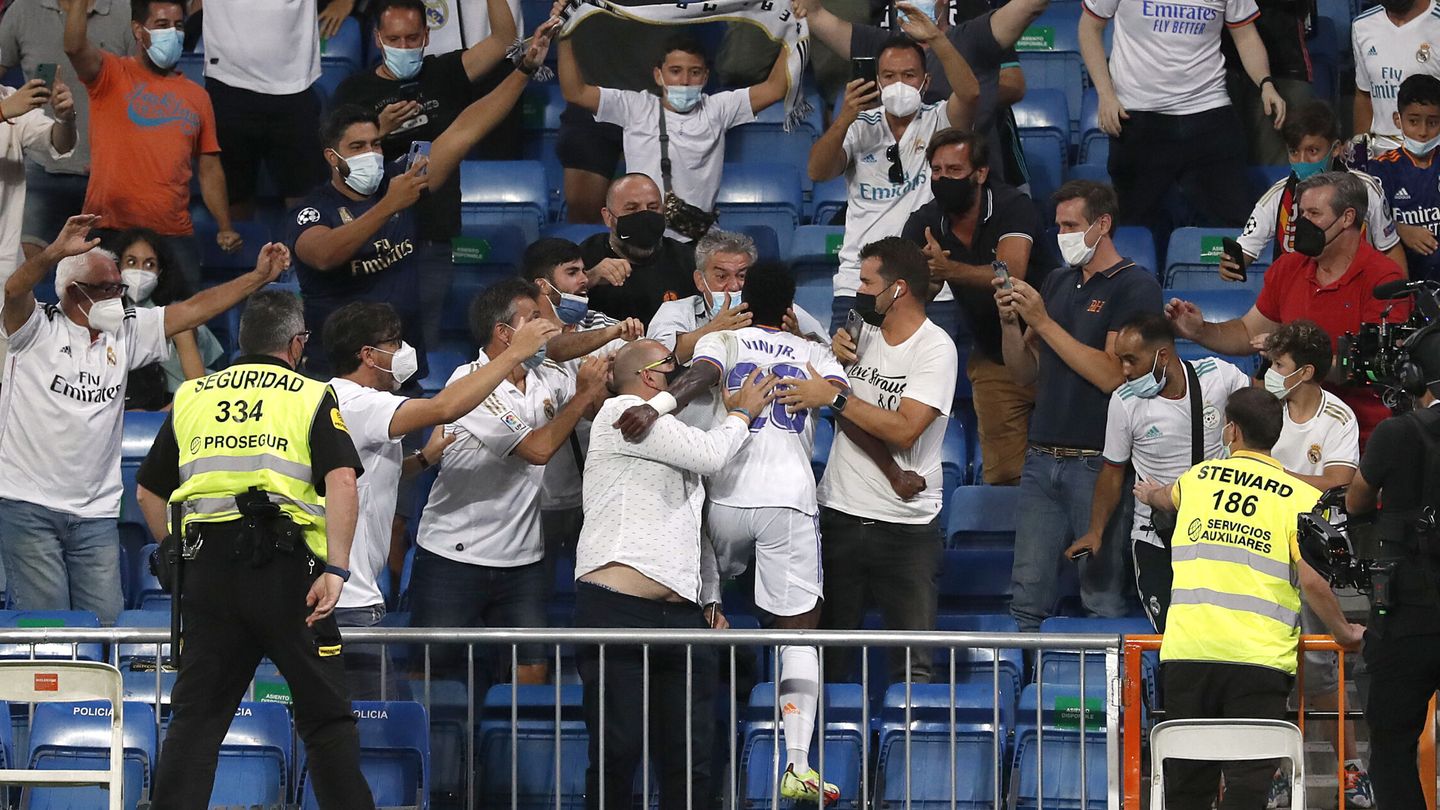 Vinícius Júnior saltó a la grada para celebrar su gol. (Reuters)