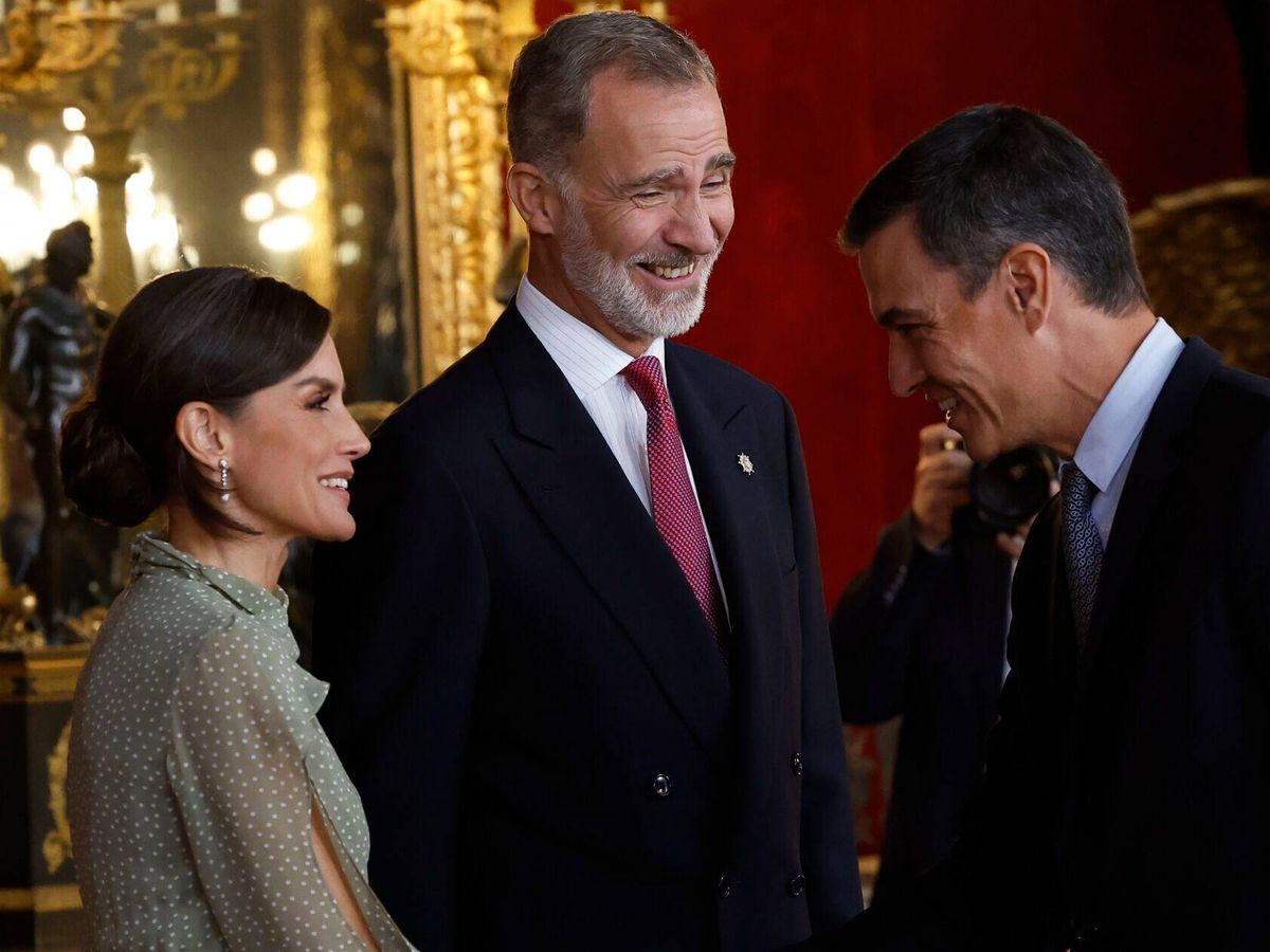 Foto: Los Reyes saludan a Pedro Sánchez en la recepción del 12 de octubre de 2022. (EFE)