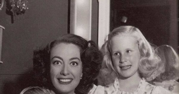 Foto: Joan Crawford junto a sus hijos mayores, Christopher y Christina. (Notorious)
