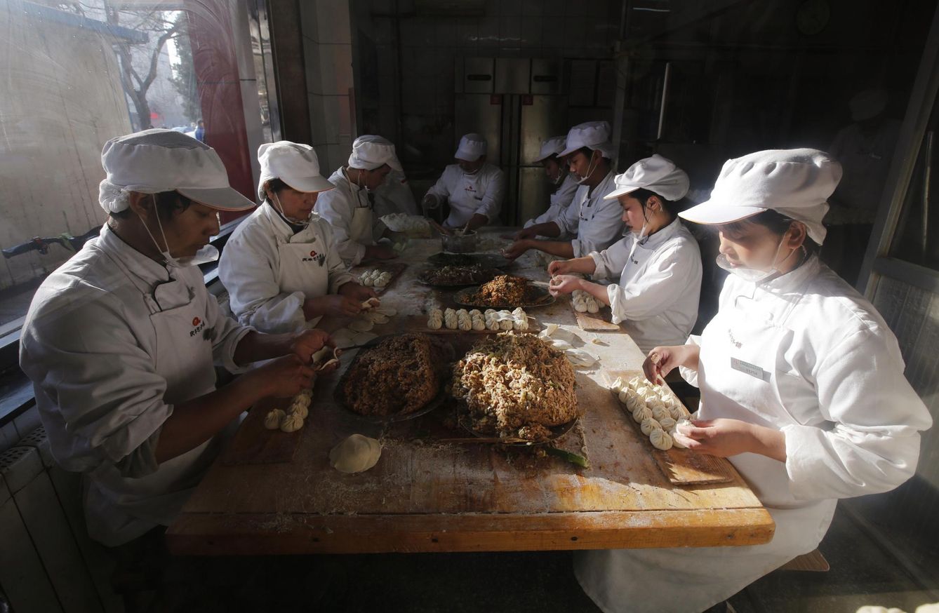 Cocineros del restaurante Qing-Feng de Pekín, en diciembre 2013 (Reuters)