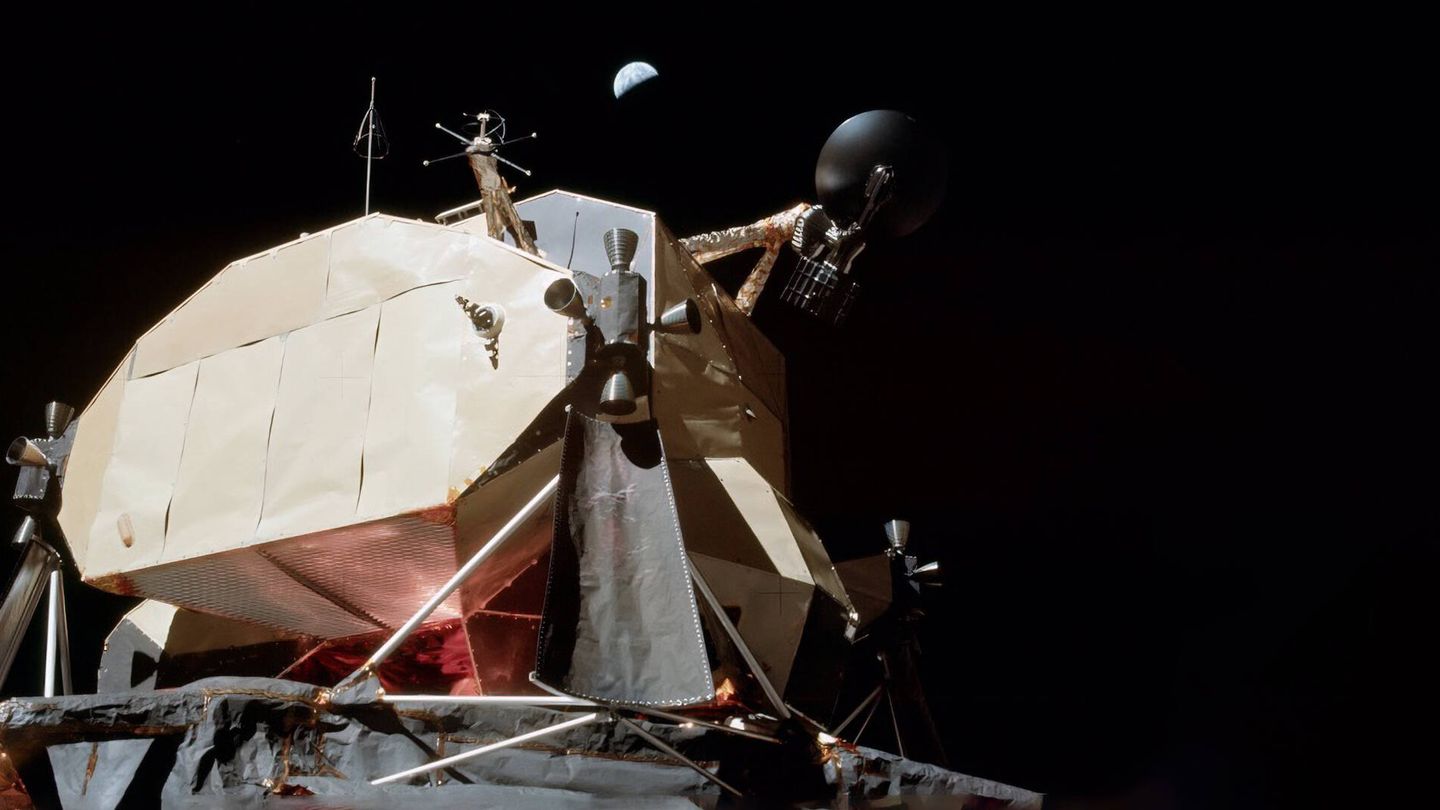 Una imagen del módulo lunar de la última misión del programa Apolo con la Tierra de fondo. (NASA)