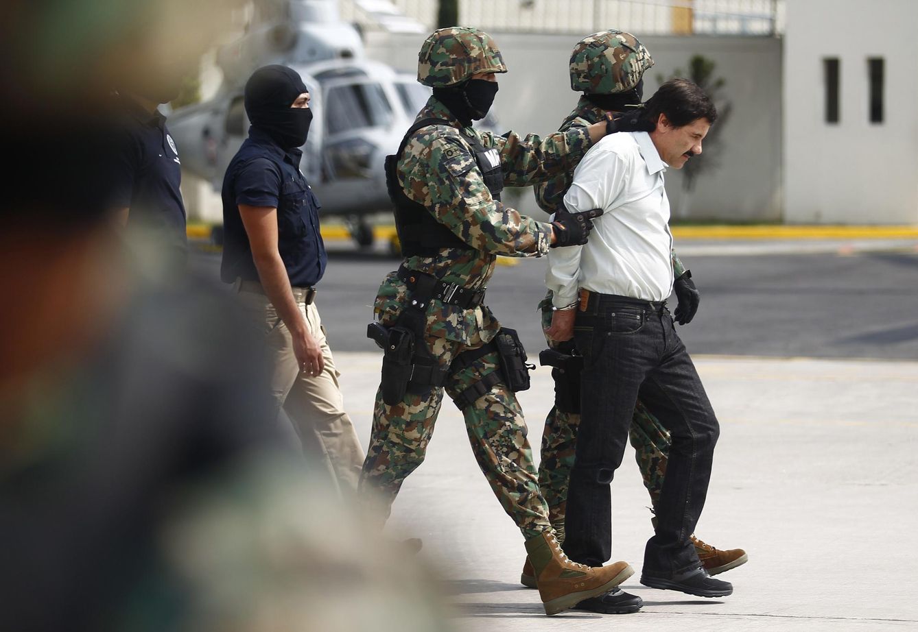 Joaquín El Chapo Guzmán es trasladado tras su detención (Reuters).