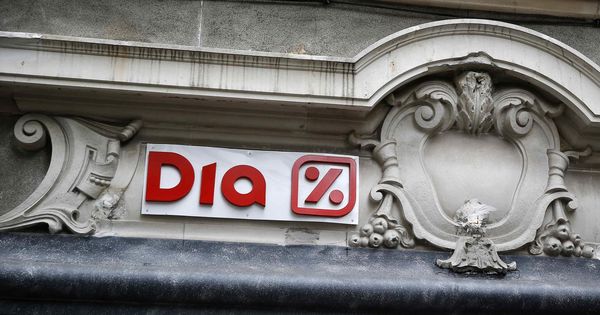 Foto: DIA logo is seen at its supermarket in central Madrid