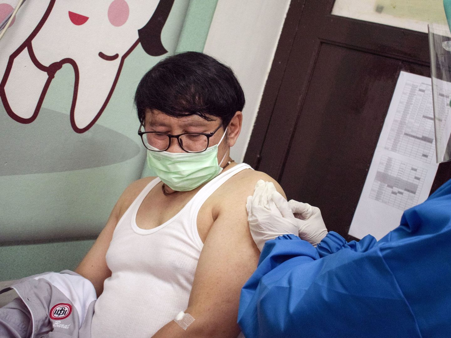 Prueba de una de las vacunas en un hospital de Indonesia. (Foto: Reuters)