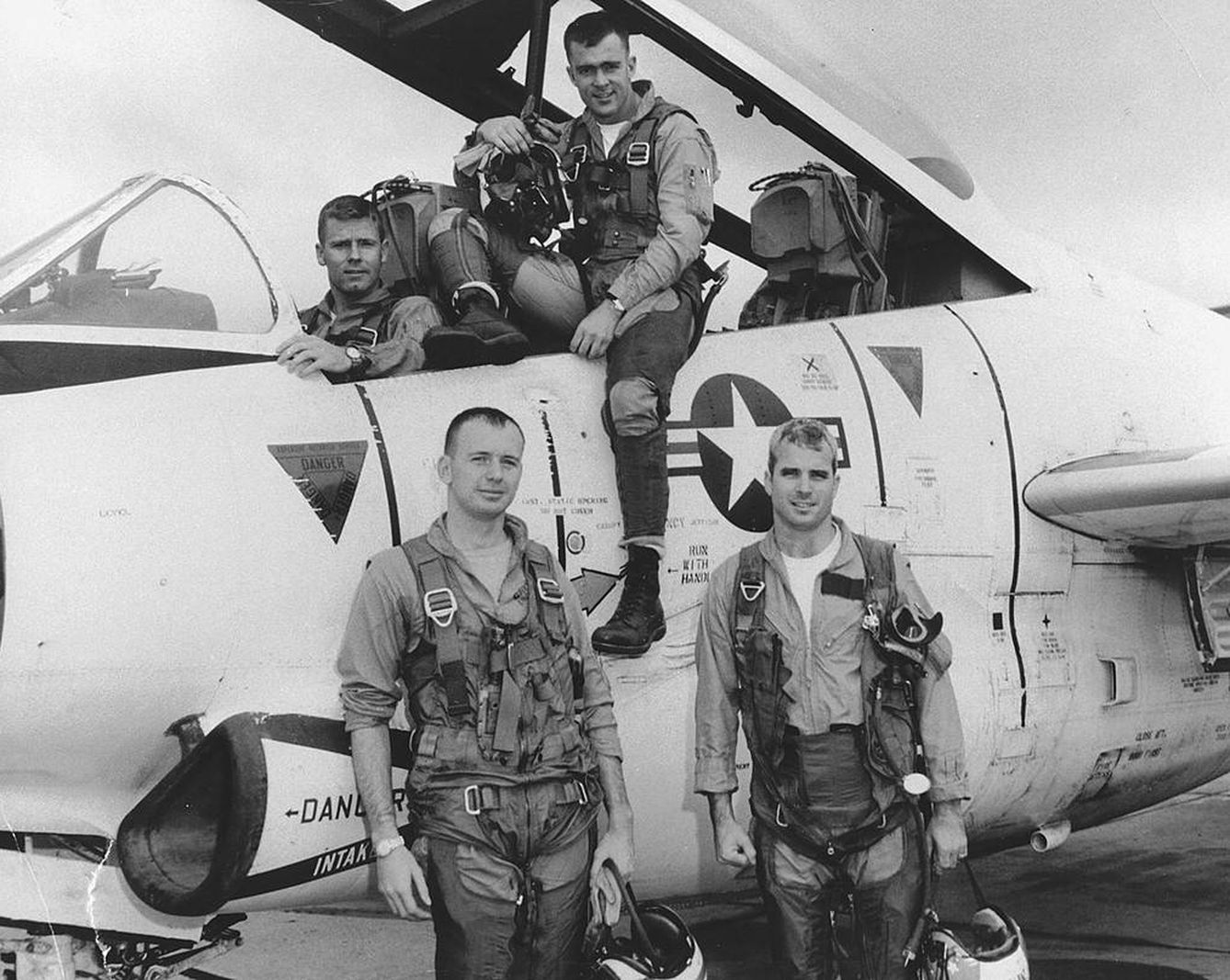 John McCain (abajo, derecha) posa con su escuadrón aéreo en 1965. (Reuters)