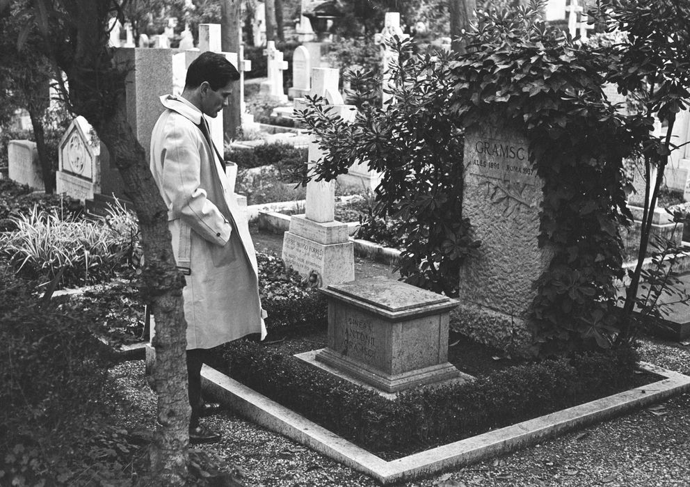 Foto: Pasolini, delante de la tumba de Gramsci (CC)