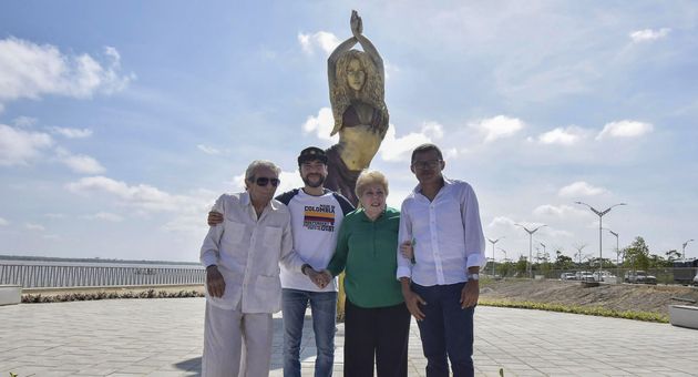 Los padres de Shakira junto al autor de su estatua en el malecón de Barranquilla. (EFE)