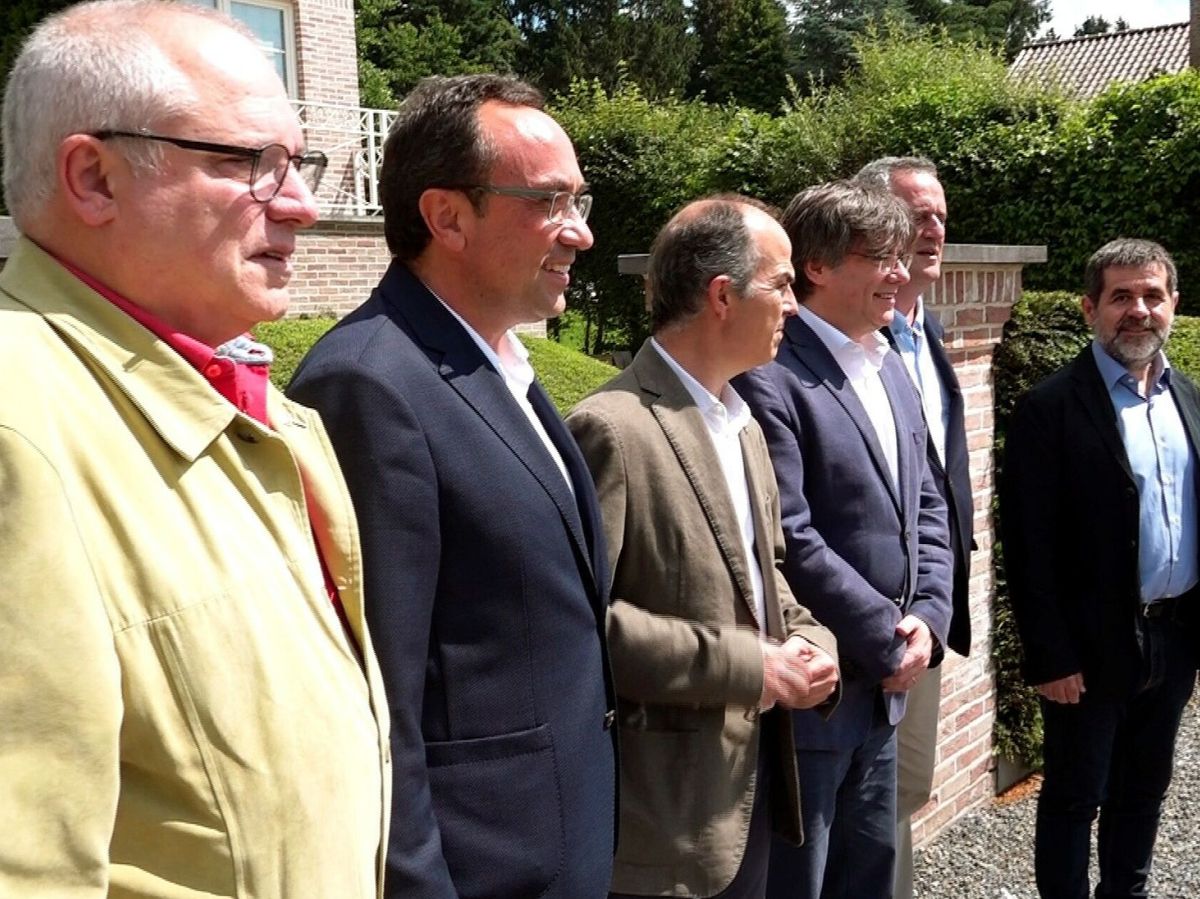Foto: El expresident de la Generalitat Carles Puigdemont (3d) y el exconseller Lluis Puig (i) posan con los dirigentes de JxCAT indultados. (EFE) 