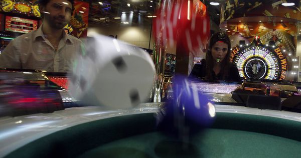 Foto: Unos visitantes en la Gaming Expo Asia juegan a los dados, en Macao, China. (Reuters)