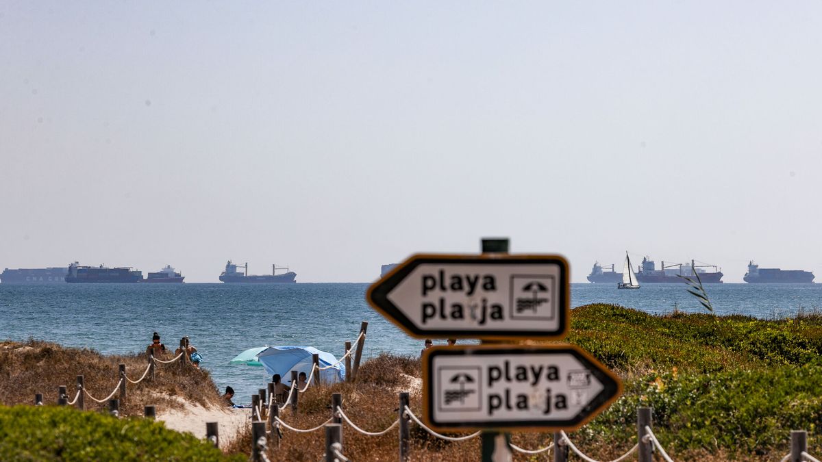 Un tercio de las playas perdidas por el puerto de Valencia sigue sin regenerarse pese al aporte de Costas