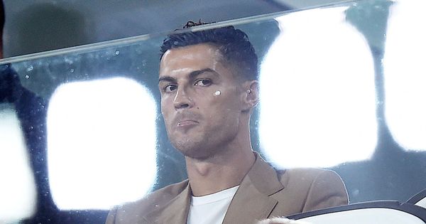 Foto: Cristiano Ronaldo, durante el partido de la Champions que vio en la grada por estar sancionado. (EFE)